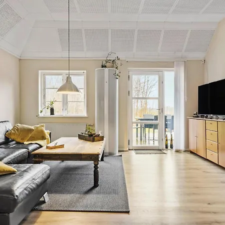 4 Bedroom Awesome In بيت للعطل